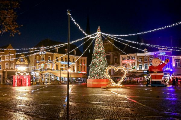 約12mのクリスマスツリー